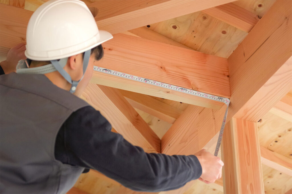 木造住宅の構造寸法を確認する施工検査